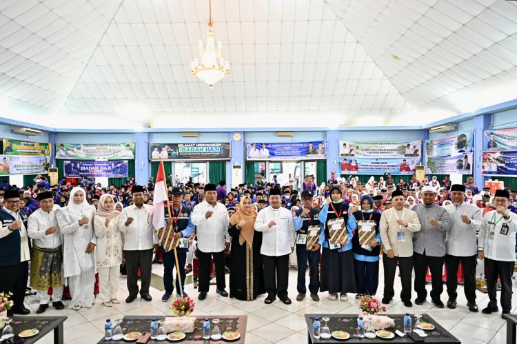 Bupati Bengkalis Lepas Keberangkatan JCH Kabupaten Bengkalis Kloter 13 Embarkasi Batam