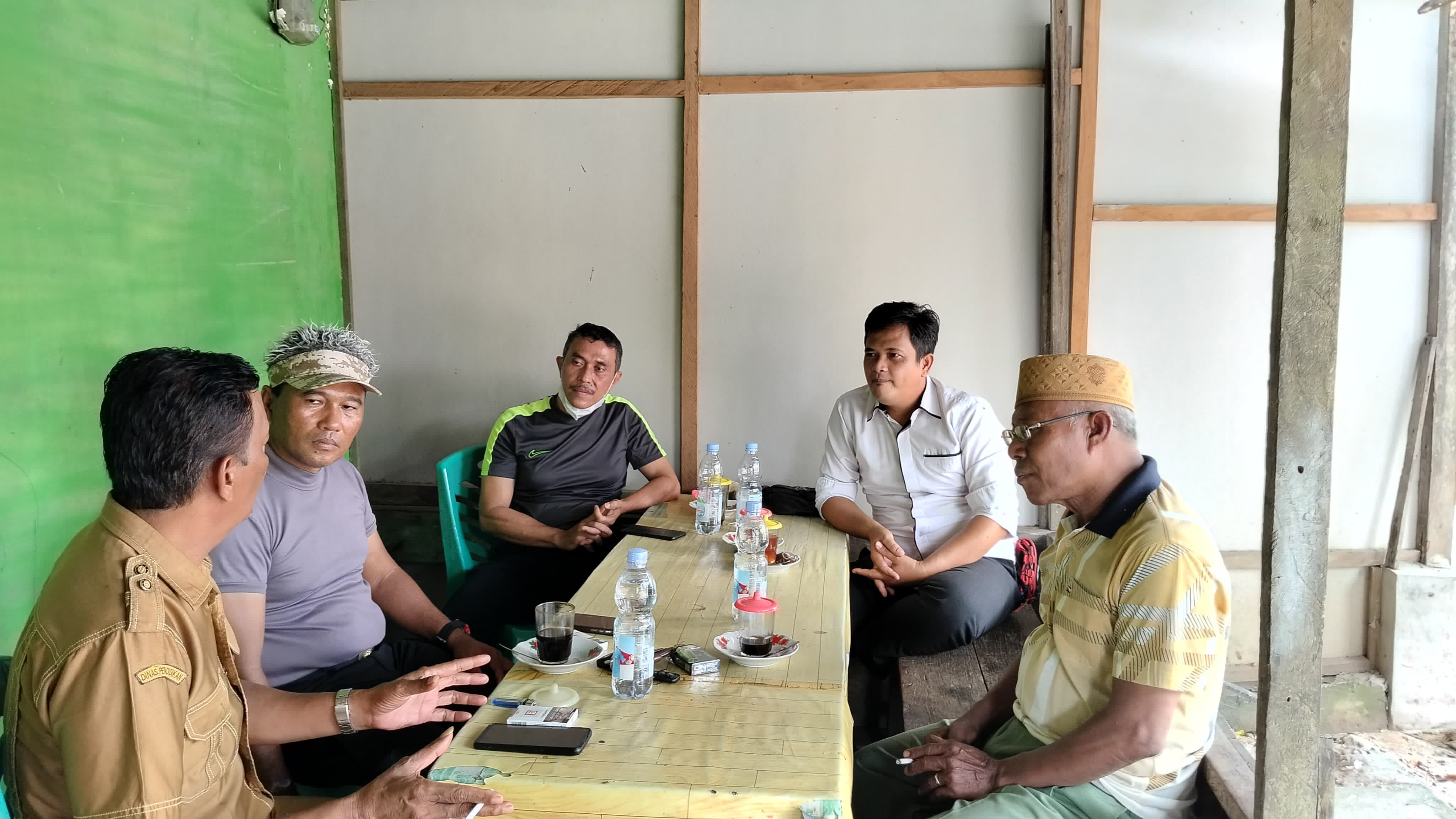 Bincang Santai di Kedai Kopi, Kapolsek dan Tokoh Lintas Suku Komit Jaga Kondusivitas