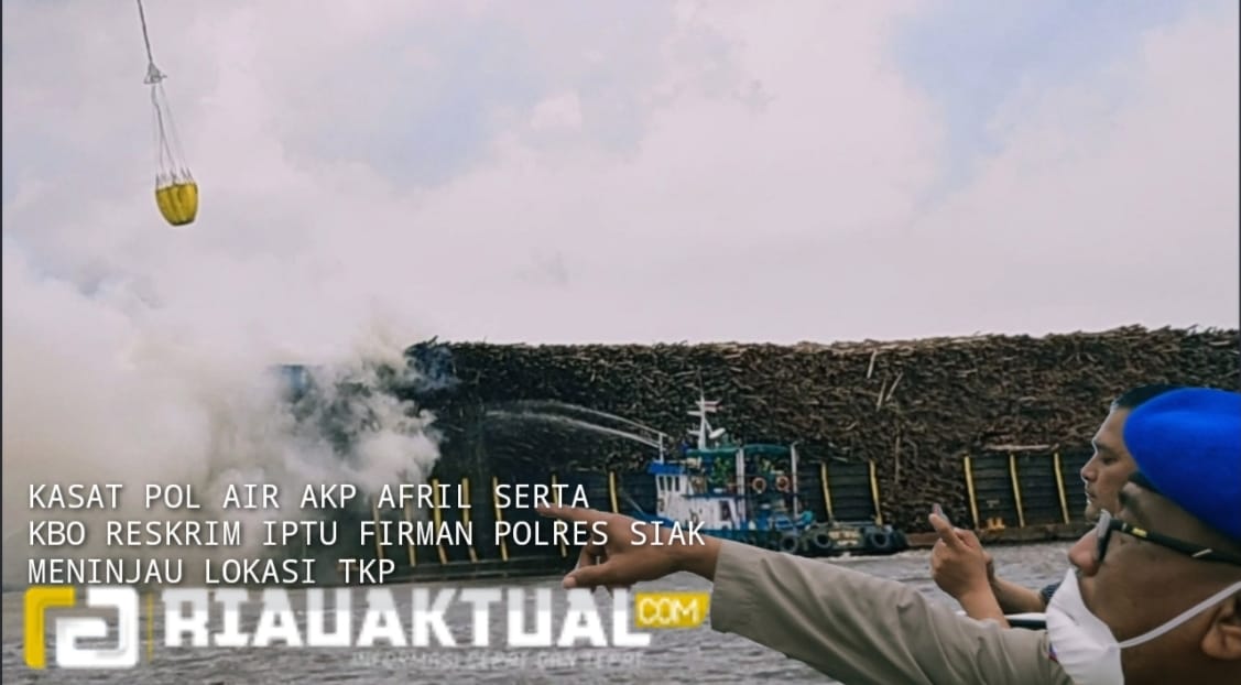 Video Pemadaman Api di Kapal Ponton Pengangkut Kayu Akasia