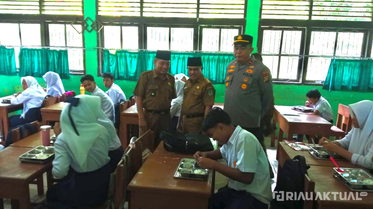 Kapolsek TPTM dan Forkopimcam Pantau Distribusi Makan Bergizi Gratis di SMPN 1