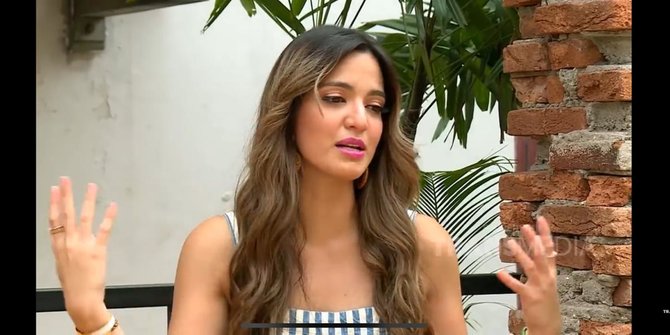 Duh! Repotnya Nia Ramadhani Makan Sate di Kaki Lima, Bawa Ajudan Buat Jagain Kucing