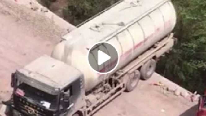 Video Truk Tangki Putar Balik di Pinggir Jurang Bikin Tegang