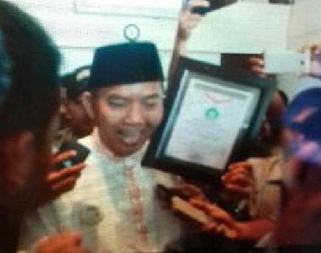 HUT Pekanbaru  Firdaus MT Terima Penghargaan sebagai Walikota Gagal Kelola Sampah