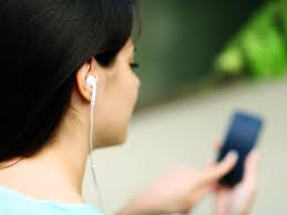 Sering Pakai Earphone, Wanita Ini Tuli Mendadak