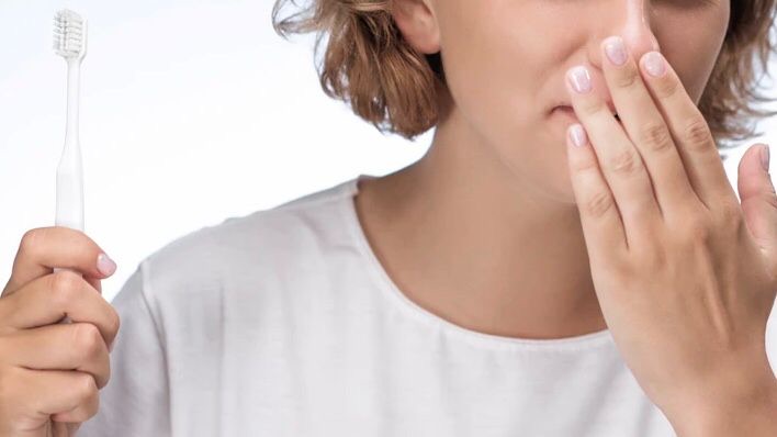 Kenapa Napas Tetap ‘Bau Naga’ meski Sudah Sikat Gigi?