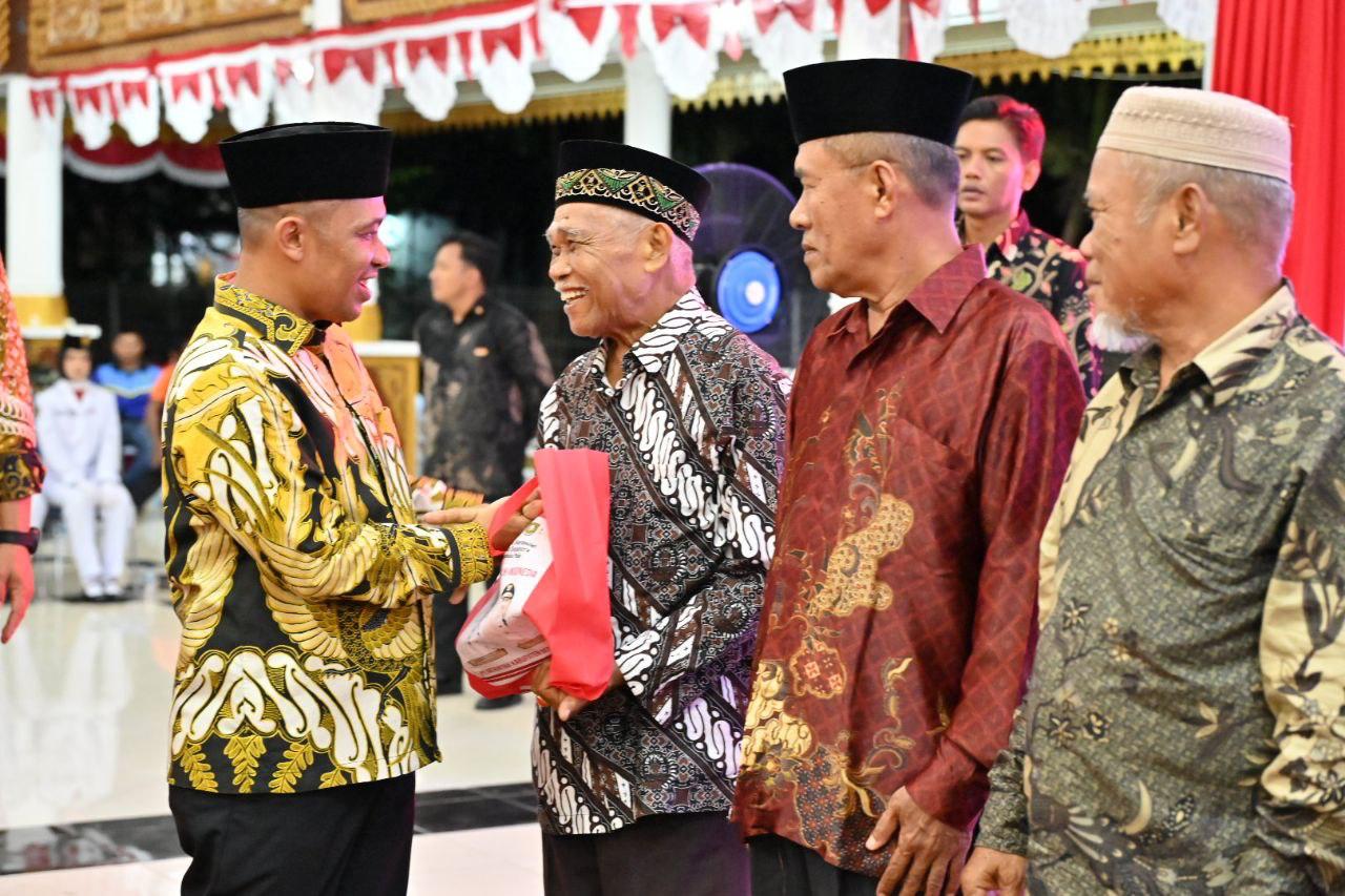 Pemkab Bengkalis Beri Cenderamata Veteran dan Penghargaan Perancang Lambang Daerah di Malam Ramah Tamah HUT ke-80 RI