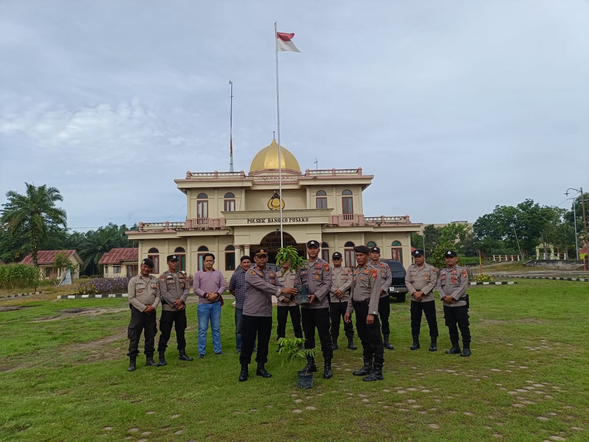 Kapolsek Bangko Pusako Beri Bibit Pohon kepada Personel yang Berulang Tahun