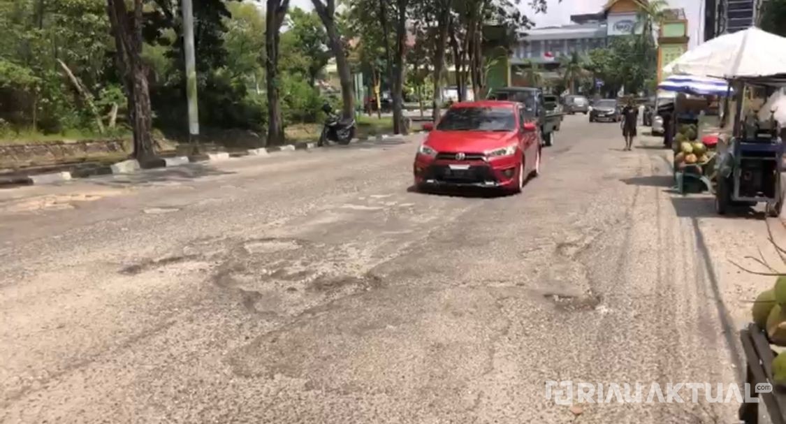 Warga Pekanbaru Keluhkan Jalan Rusak, Pedagang Rugi Omzet Turun