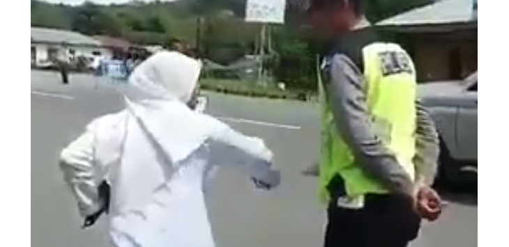 Viral! Siswi Ini Ngamuk Saat Dirazia, Tendang Helm Hingga Caci Maki Polisi, Ini vidionya