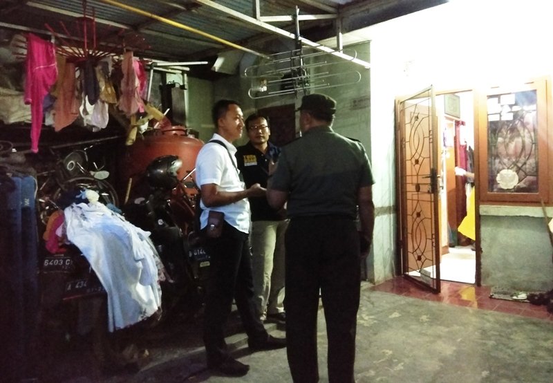 Satu Keluarga Tewas Berpelukan Penuh Luka Tusuk