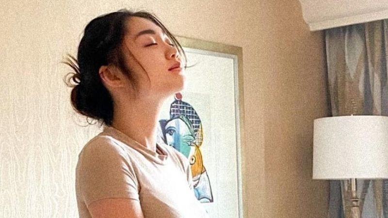 Pose Vanessa Khong di Atas Ranjang Bikin Salfok