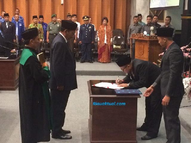 Pangkat Purba Dilantik Gantikan Posisi Eri Sumarni di DPRD Pekanbaru