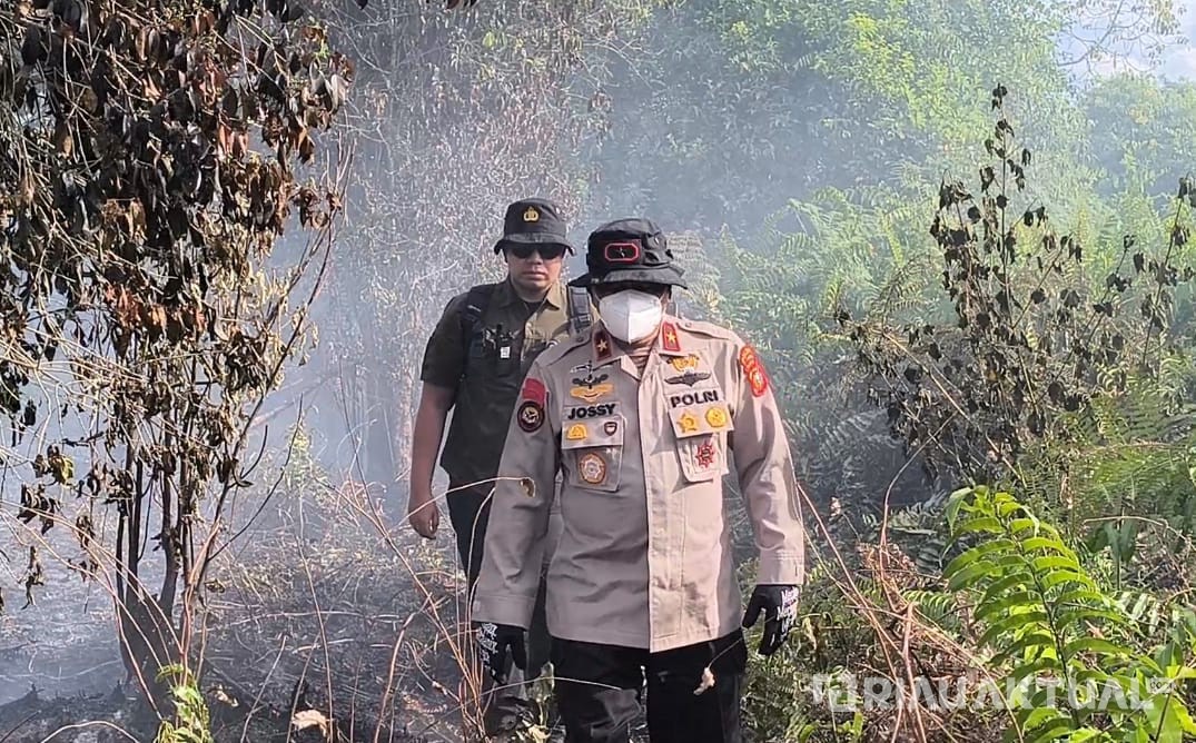 Wakapolda Riau dan Kapolres Kampar Padamkan Karhutla di Rimbo Panjang