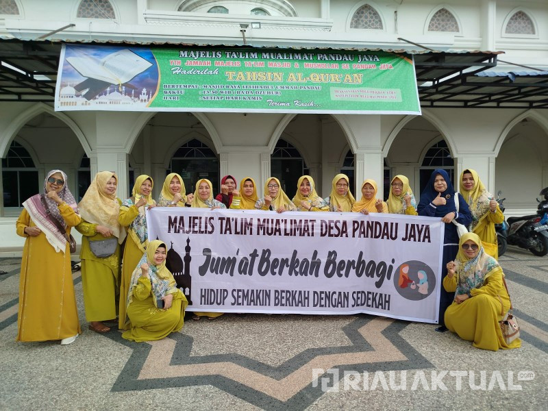 Majelis Talim Muallimat Desa Pandau Jaya Kampar Gelar Jumat Berkah Berbagi