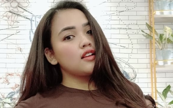Pamer Foto, Clara Gopa Duo Semangka Berenang