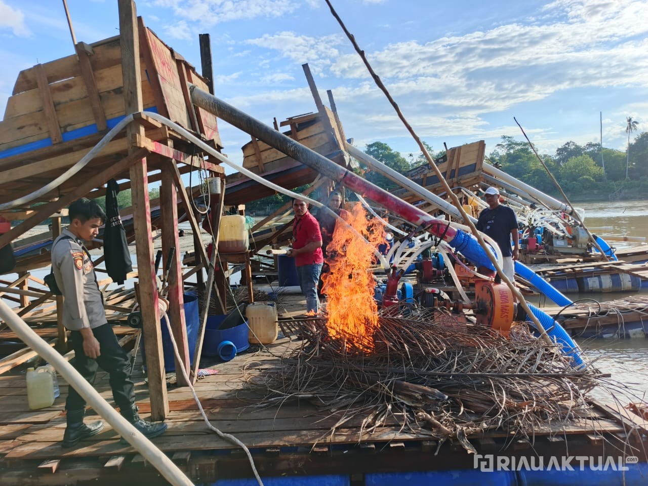 Polsek Cerenti Musnahkan 10 Rakit PETI di Pulau Bayur Kuansing, Pelaku Kabur