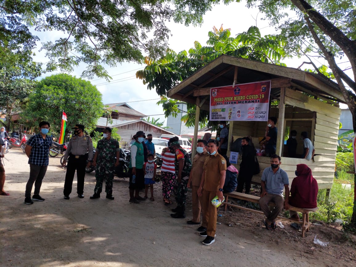 Polsek Teluk Meranti Kawal Giat Vaksinasi yang di Gelar di Posko PPKM