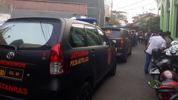 Polisi Olah TKP di Rumah Pasutri yang Tewas Terbungkus Bedcover