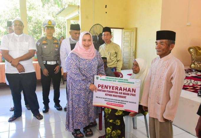 Bupati Bengkalis Serahkan 80 Unit Bantuan Penampung Air Hujan