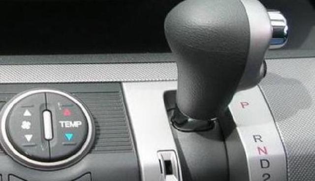 Cara Mengendarai Mobil Matik Agar Irit BBM