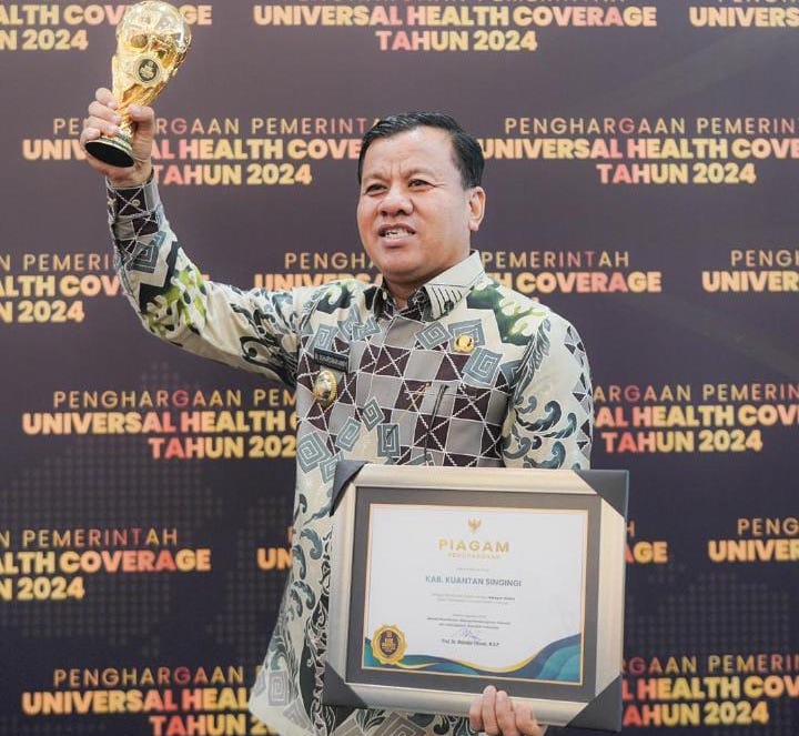Pemkab Kuantan Singingi Terima Penghargaan UHC, Bupati Suhardiman Amby: Ini Wujud Komitmen Kami