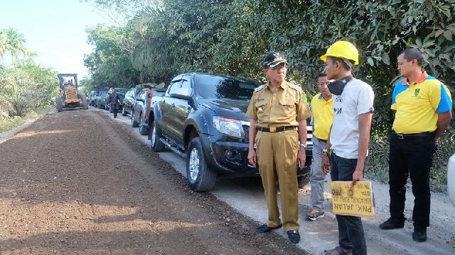 Bupati Wardan Harapkan Pengerjaan Ruas Jalan Kuala Cenaku - Rumbai Jaya Selesai Tepat Waktu