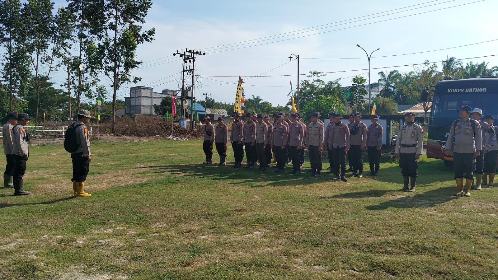 Apel Kesiapsiagaan Karhutla di Bangko Pusako, Polsek dan Brimob Riau Upayakan Pemadaman