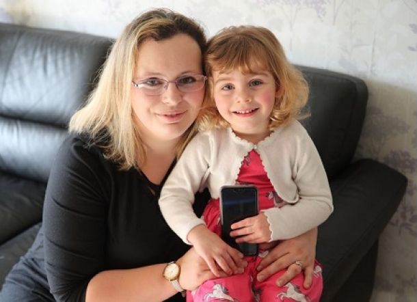 Balita Selamatkan Nyawa Ibu dengan Menempelkan Jarinya untuk Membuka Kunci Ponsel