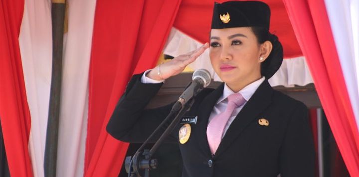 Lima Foto Cantik Bupati Karolin Margret di Sawah, Kebun dan Sungai