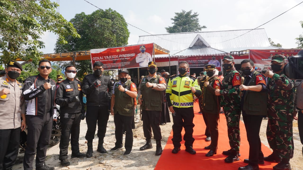 Polres Pelalawan Dampingi Kapolda Riau Lakukan Peninjauan Pos PPKM di Desa Sialang Godang