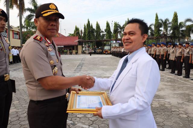 Kapolda Riau Berikan Penghargaan Kepada Satu Personil Polri dan Dua Dokter Biddokkes Polda Riau