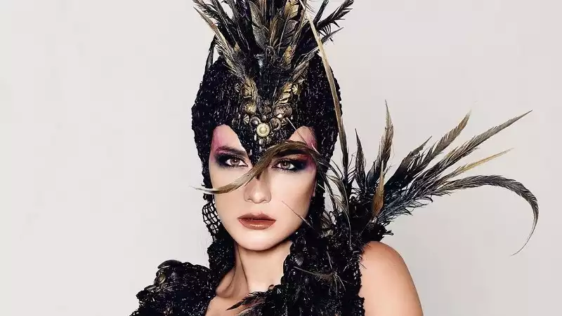 Tampilan Luna Maya dengan Makeup Tebal, Bikin Pangling!