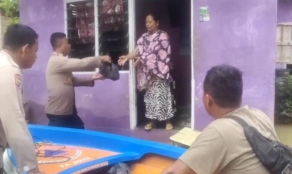 Arungi Banjir, Polisi Sampaikan Pesan Pemilu Damai sambil Salurkan Bantuan di Inhu