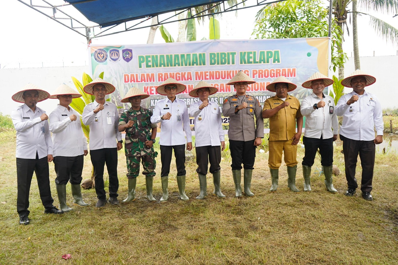 Imigrasi Tembilahan Dukung Ketahanan Pangan Nasional melalui Penanaman Pohon Kelapa Serentak