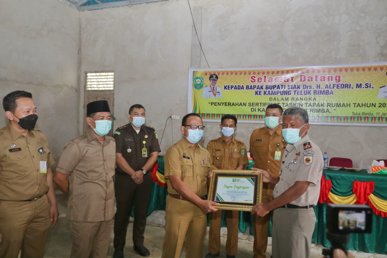 Asisten I Setdakab Siak dan BPN Serahkan 21 Sertifikat Taskin di Kampung Teluk Rimba