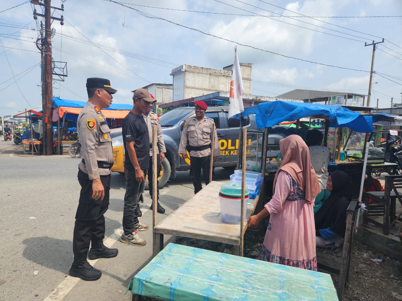 Patroli Kamtibmas Polsek Kempas Ingatkan Warga untuk Hadir ke TPS