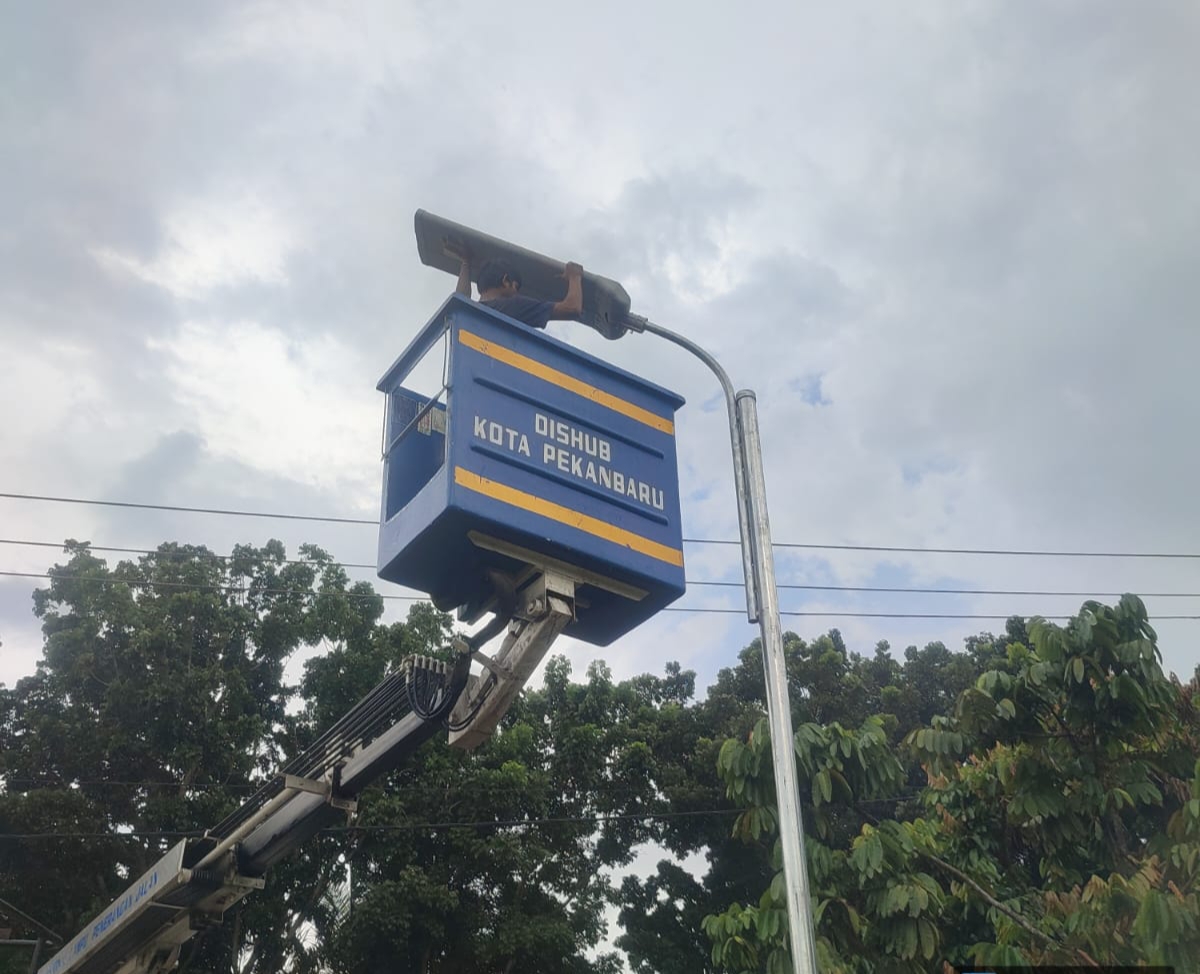 Terangi Kota, Dishub Pekanbaru Pasang Puluhan Lampu PJUTS di Jalan Labersa