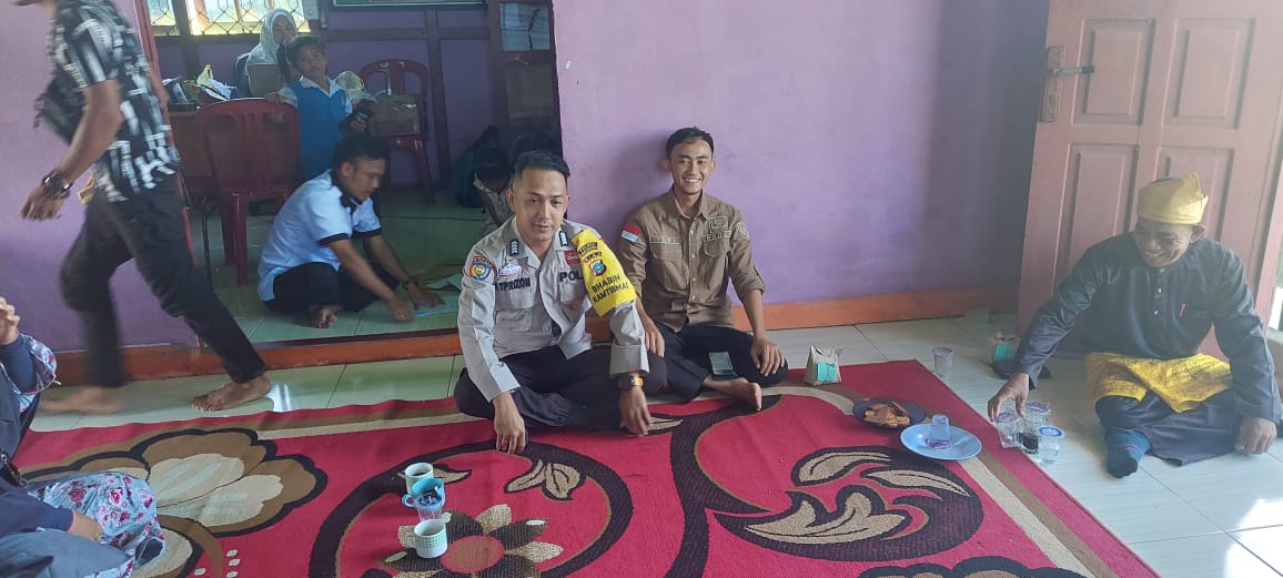 Babinkamtibmas Teluk Belengkong Sambangi Desa Sakarotan untuk Sampaikan Pemilu Damai 2024