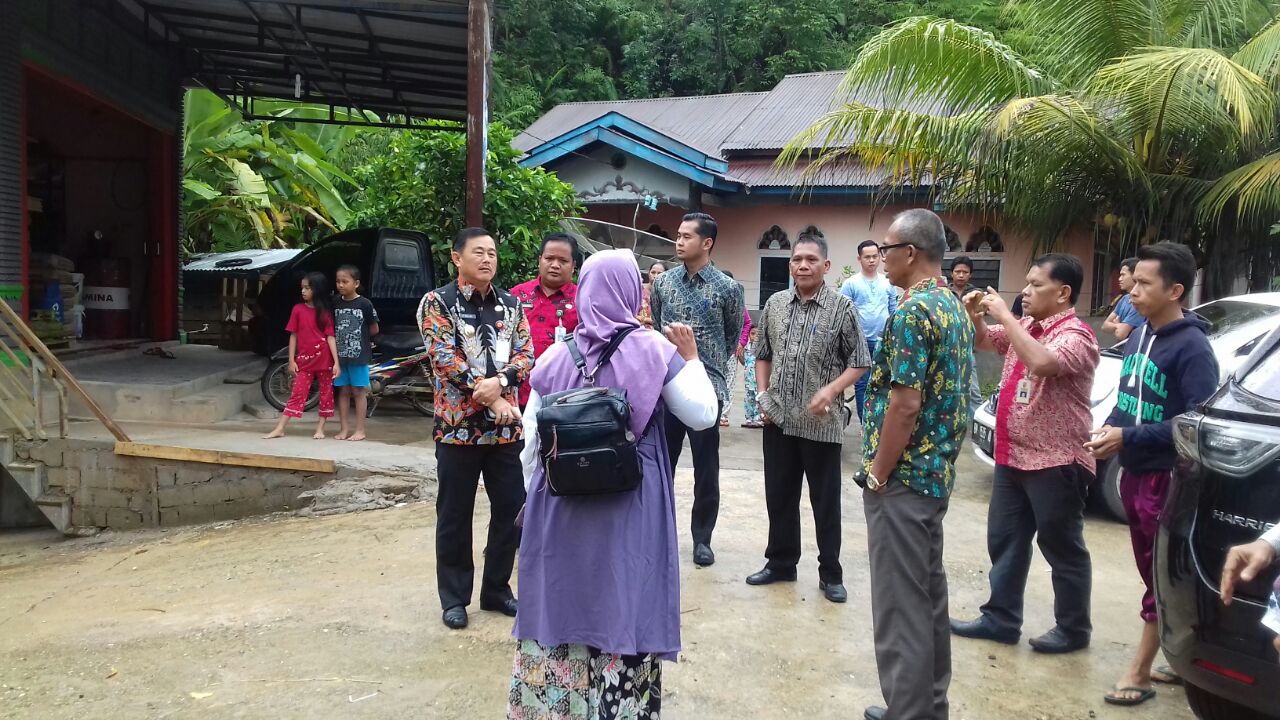 Wabup Kuansing H. Halim Bantu 100 Kotak Indomie Untuk Warga Korban Banjir Desa Petapahan 