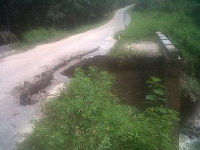 Jembatan Penghubung Tiga Desa di Tanah Datar Terancam Roboh