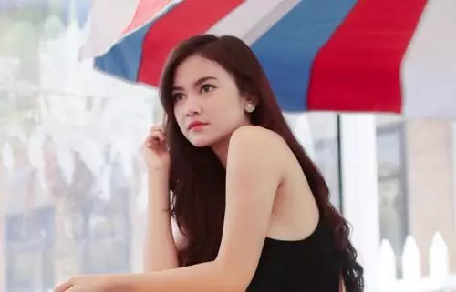 Empat Gaya OOTD Street Style si Cantik Mahalini Idol