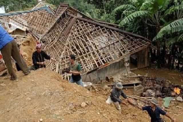 13 Rumah Terjun Ke Sungai 12 Rusak Berat
