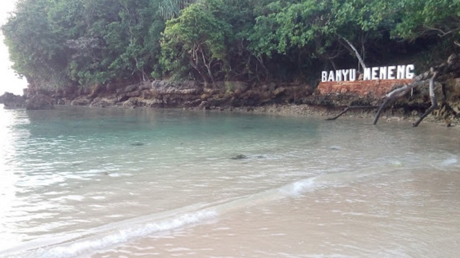 Plesiran ke Pantai Banyu Meneng Yuk!