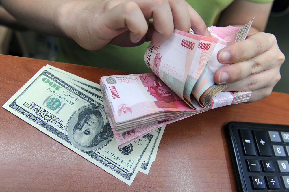 Rupiah Semakin Tertekan ke Level Rp14.209/USD