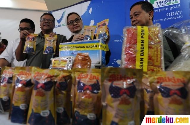 Ini tampilan mi Bikini yang bikin heboh  Cemilan ini menggunakan gambar bikini untuk sampul kemasan 