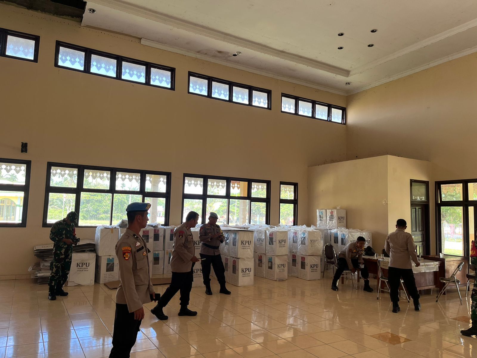 Pamatwil Polres Kuansing Pastikan Keamanan Logistik Pilkada 2024 di Kecamatan Logas Tanah Darat