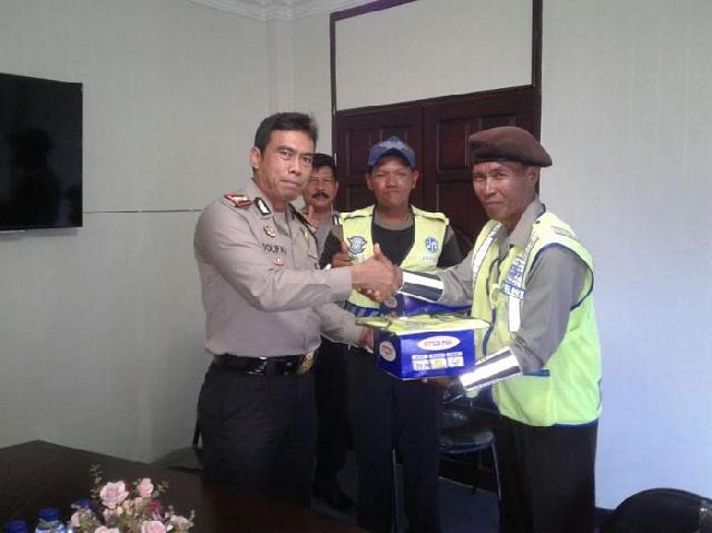 Dua Banpol Satlantas Inhil Terharu Terima Penghargaan Dari Kapolres