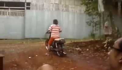 Emak-emak Belajar Naik Sepeda Motor, Bukan Injak Rem Malah Tarik Gas