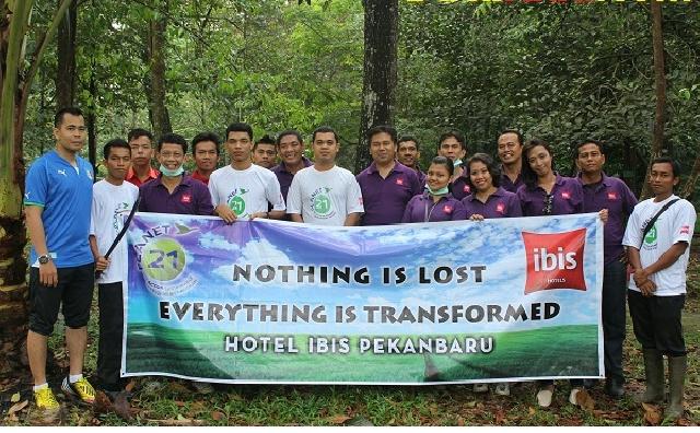 Peringati Hari Bumi Manajemen ibis Pekanbaru Bersihkan Hutan Kota