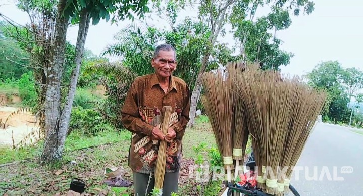 Menempuh Puluhan Kilometer Dengan Sepeda, Kakek di Kampar Ini Jualan Sapu Lidi Keliling Kota 
